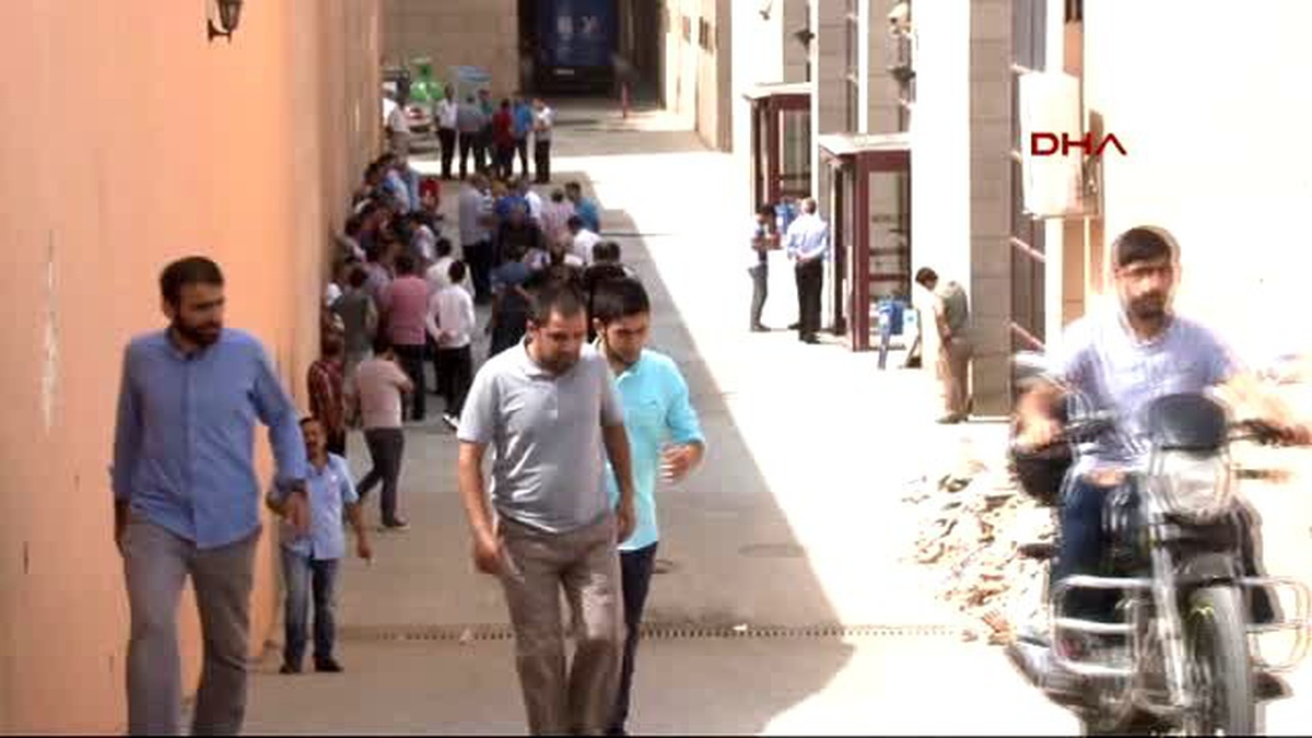 Diyarbakır\'da PKK\'lılar Çorbacıyı Taradı: 3\'ü Polis 4 Yaralı