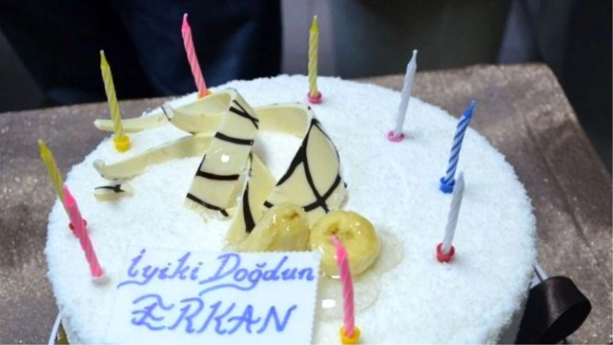 Erkan Kaş\'a Sürpriz Doğum Günü Partisi