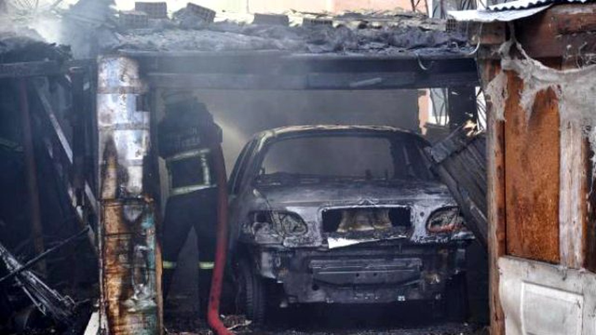 Eskişehir\'de Otomobil Garajında Yangın (2)
