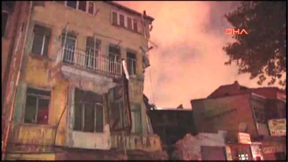 Fatih'te 3 Katlı Binada Göçük...