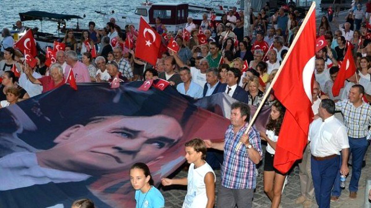 Foçalılar, Kurtuluş Günü ve Şehitler İçin Yürüdü