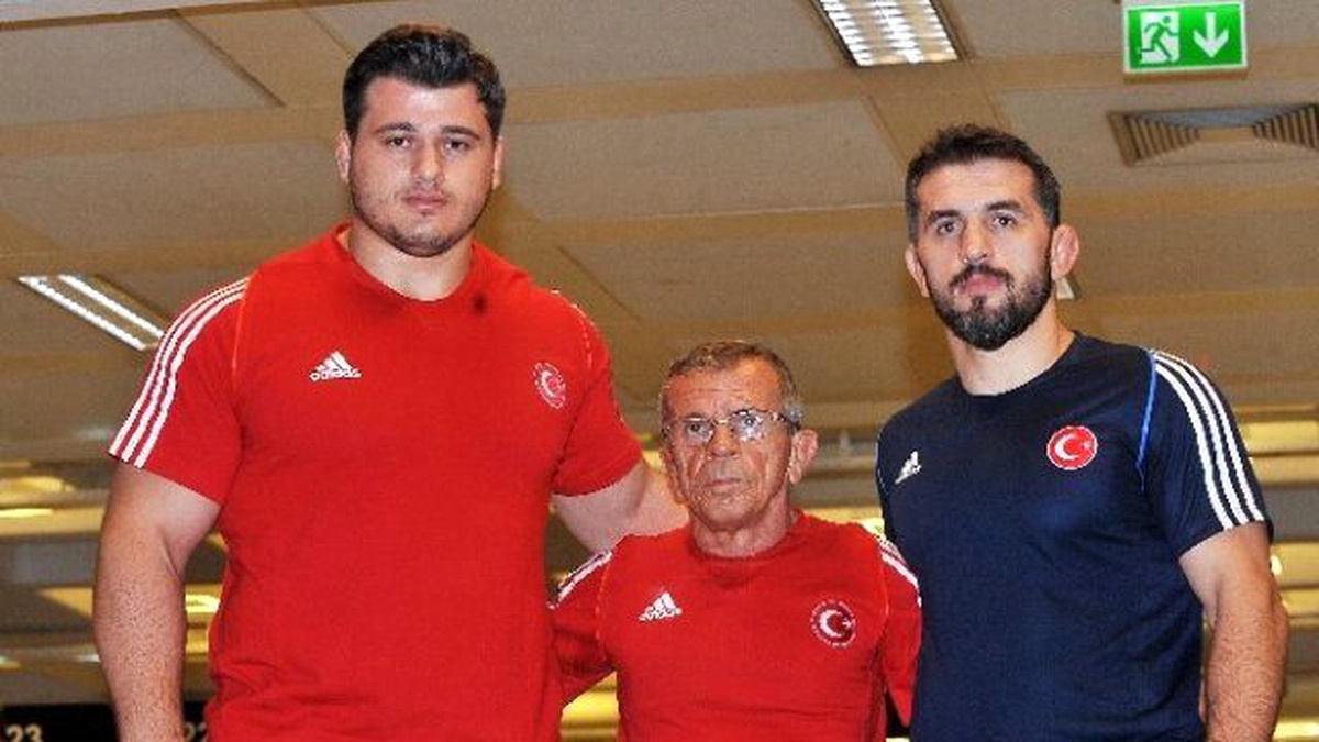 Grekoromen Milli Takımı\'na Coşkulu Karşılama