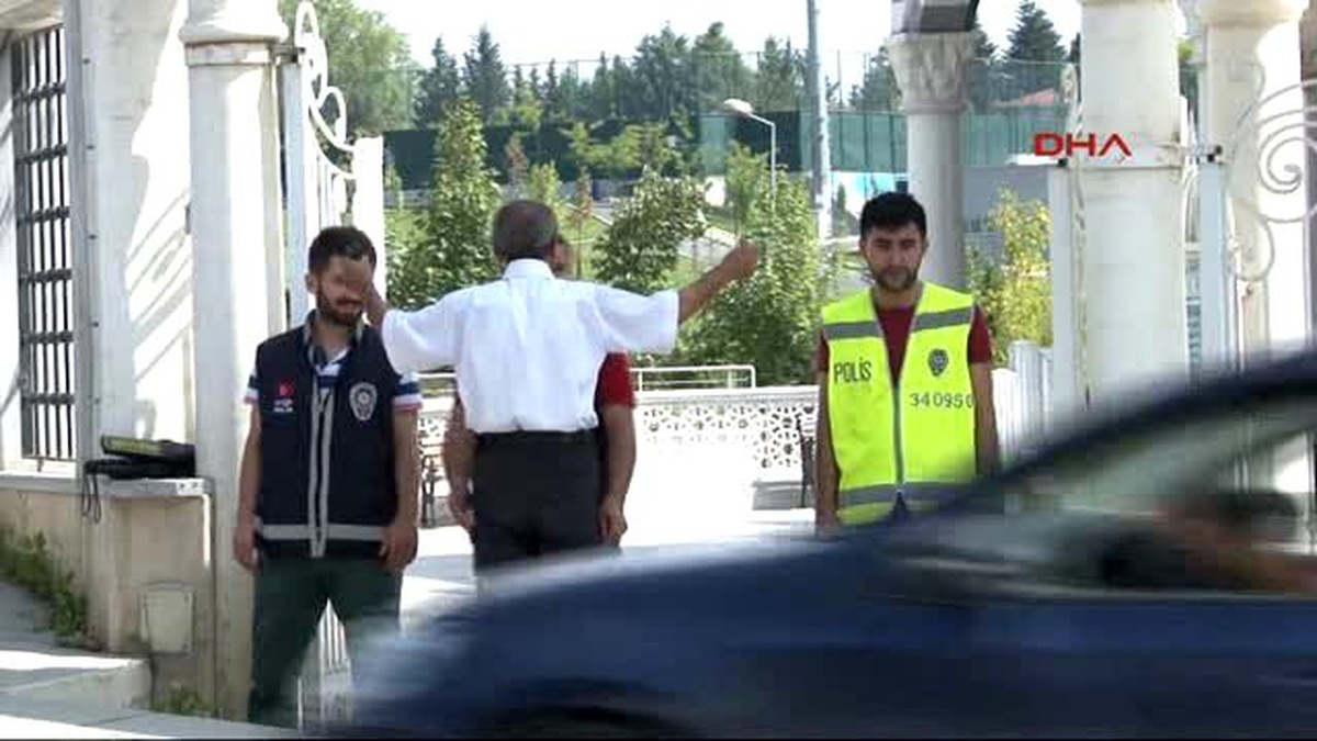 Gül\'den Soru Sormak İsteyen Gazetecilere Olumsuz Yanıt