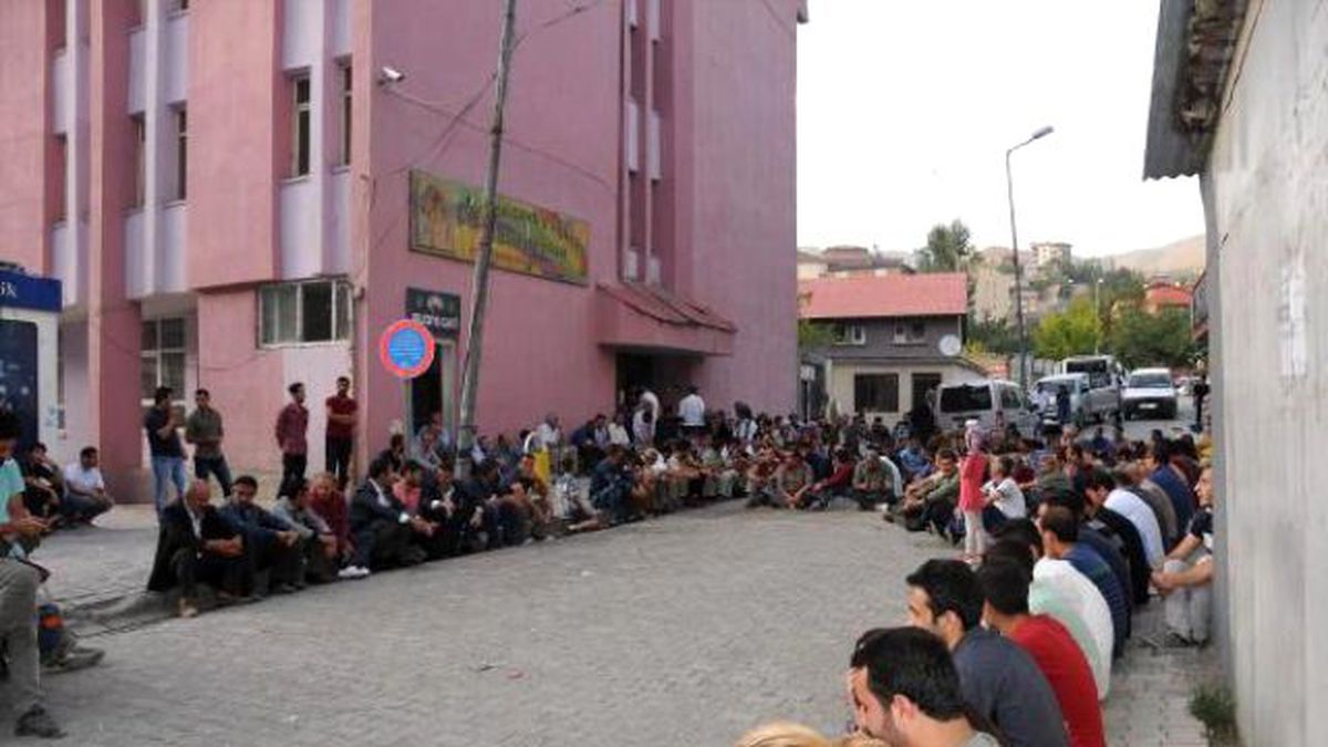 Hakkari\'de, Hdp\'liler ve Dbp\'liler Cizre İçin Oturma Eylemi Yaptı