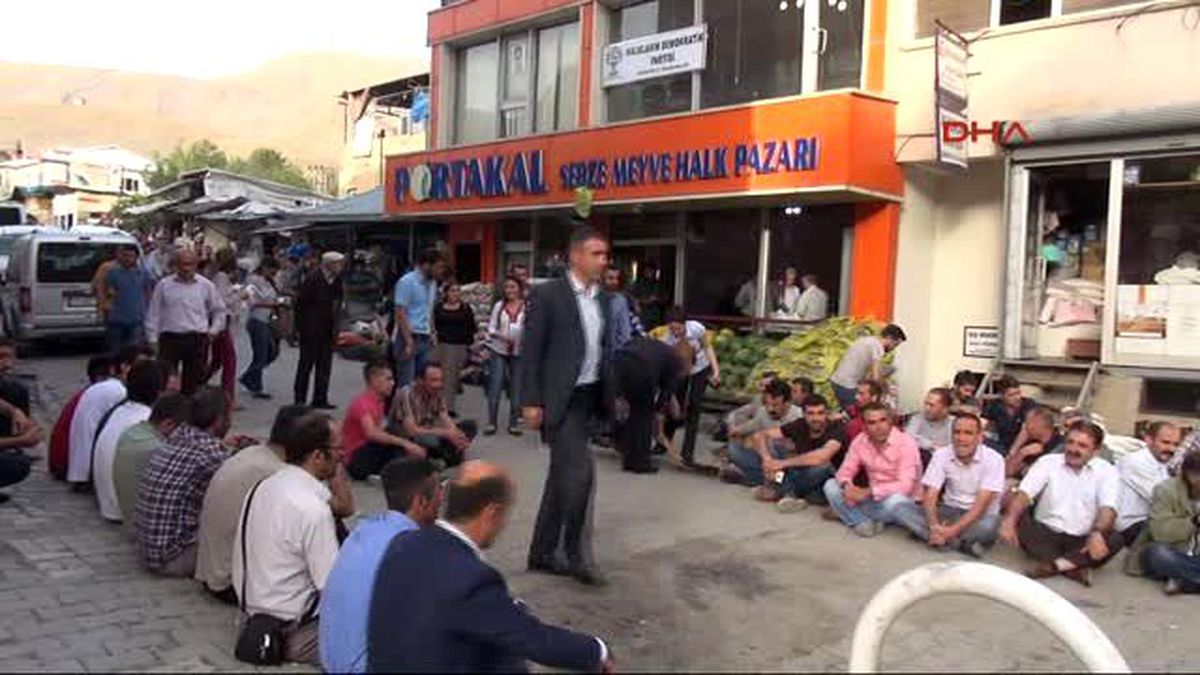 Hakkari\'de, Hdp\'liler ve Dbp\'liler Cizre İçin Oturma Eylemi Yaptı