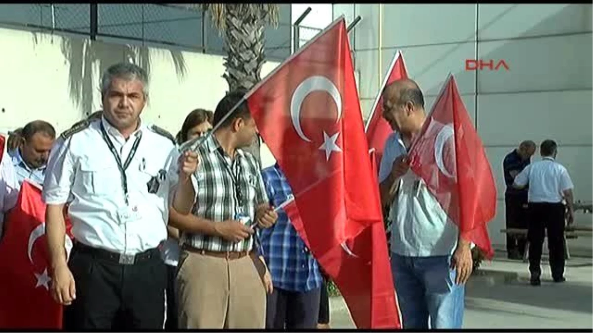 Havalimanı Çalışanları Terörü Lanetledi