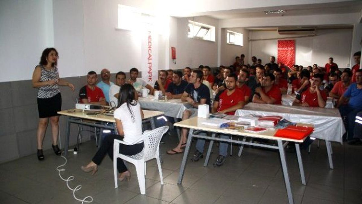İşçiler Bel Ağrısını Uzmanından Dinledi