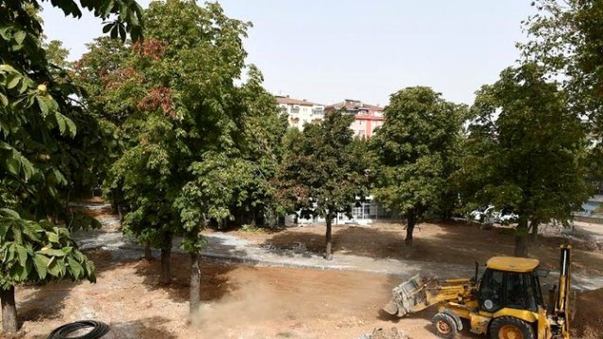 İsmet Paşa Parkı\'nda Çalışmalar Devam Ediyor