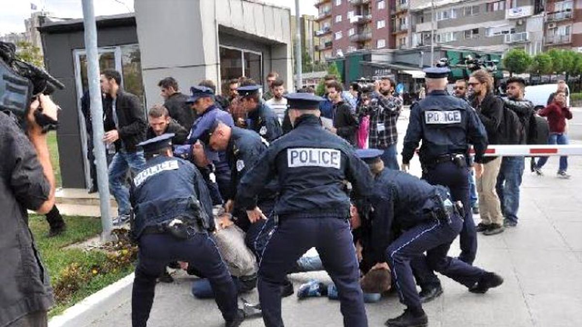 Kosova\'da Eylemciler Resmi Araçların Lastiklerini Patlattı