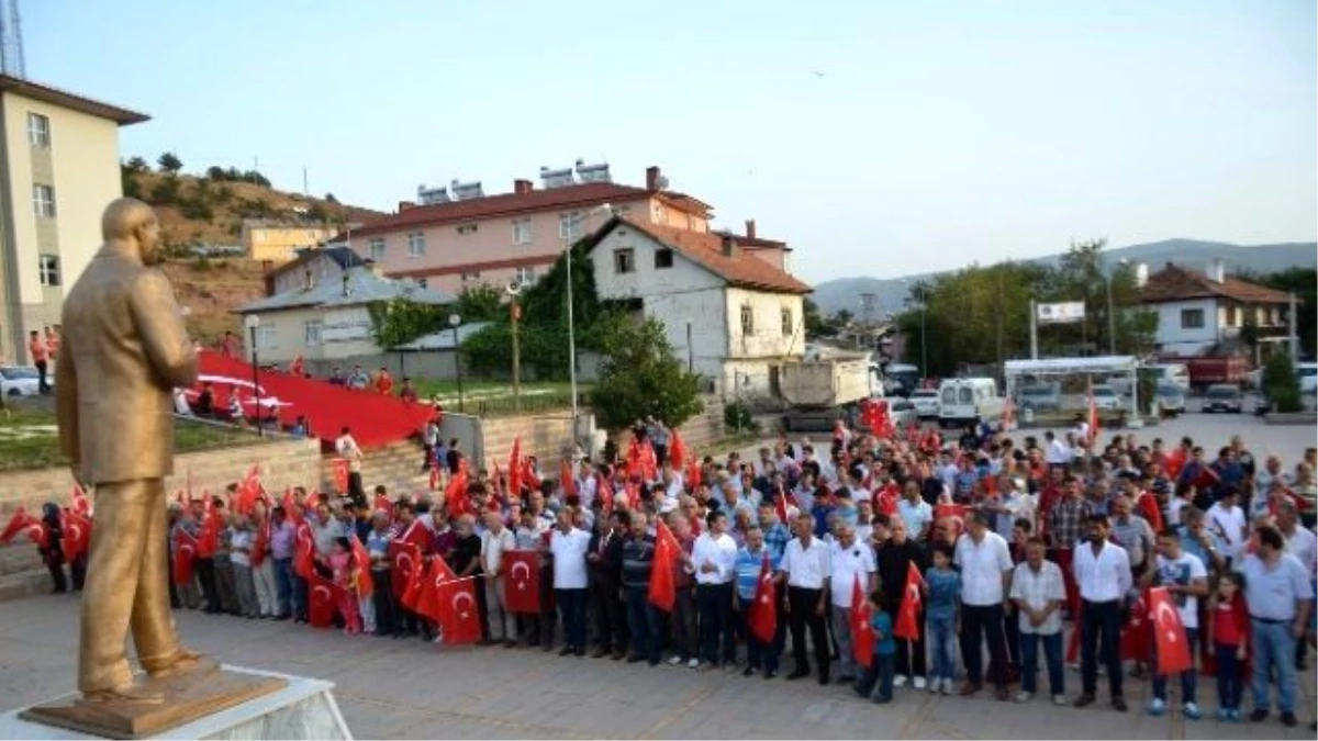 Koyulhisar\'da \'Şehitlere Saygı,teröre Lanet\' Yürüyüşü Yapıldı