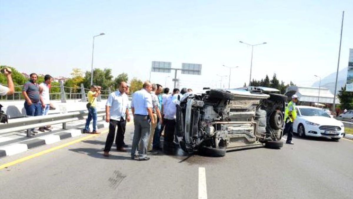 Manisa\'da Polis Aracı Takla Attı: 2 Yaralı