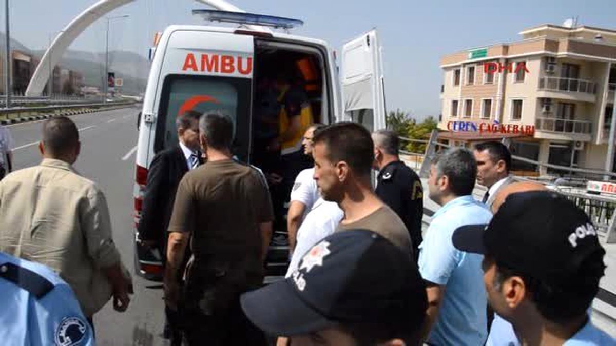 Manisa\'da Polis Aracı Takla Attı: 2 Yaralı