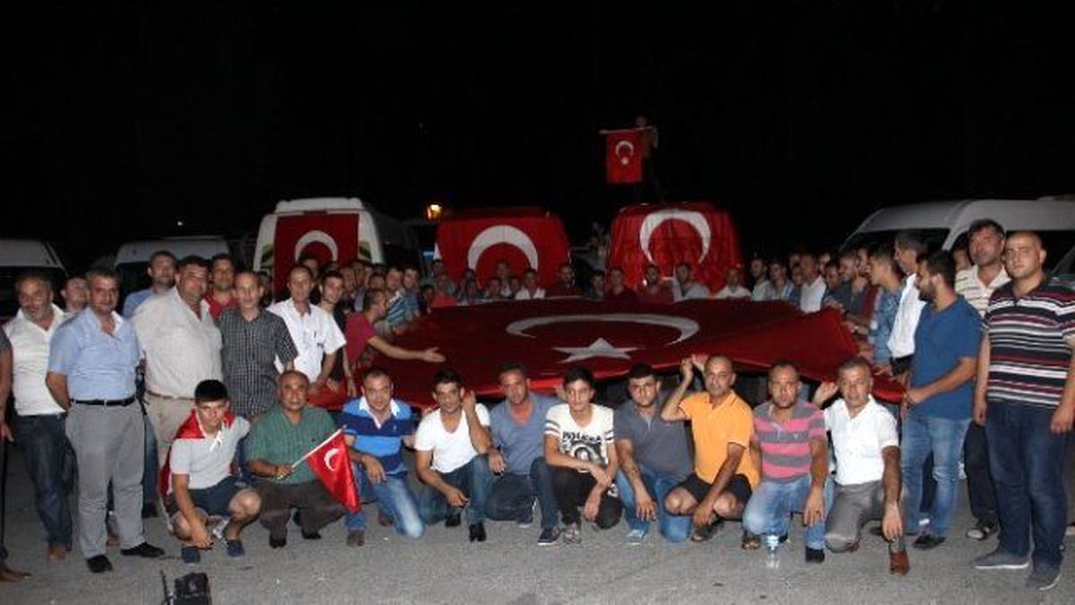 Manisa\'da Servis Şoförlerinden Teröre Lanet Protestosu