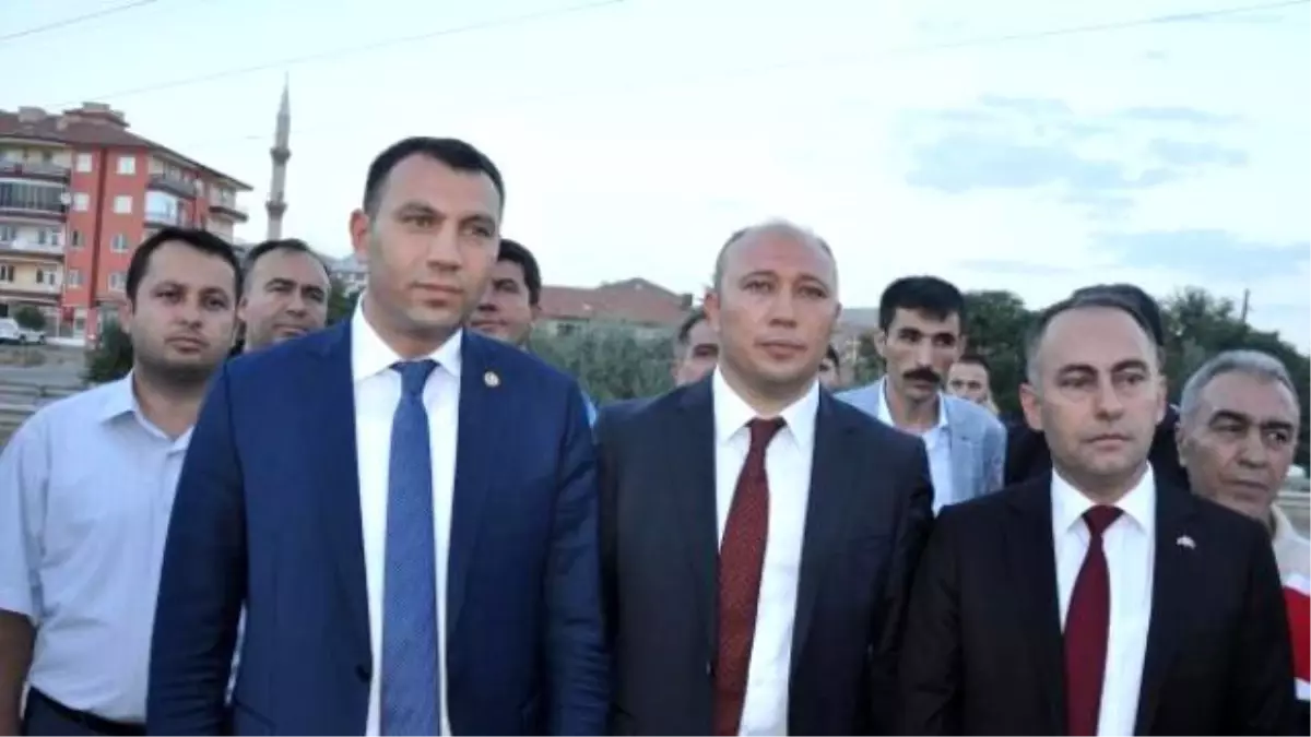 MHP\'liler Doğu ve Güneydoğu İllerine Giden Otobüsleri Durdurup Gül ve Lokum Dağıttı