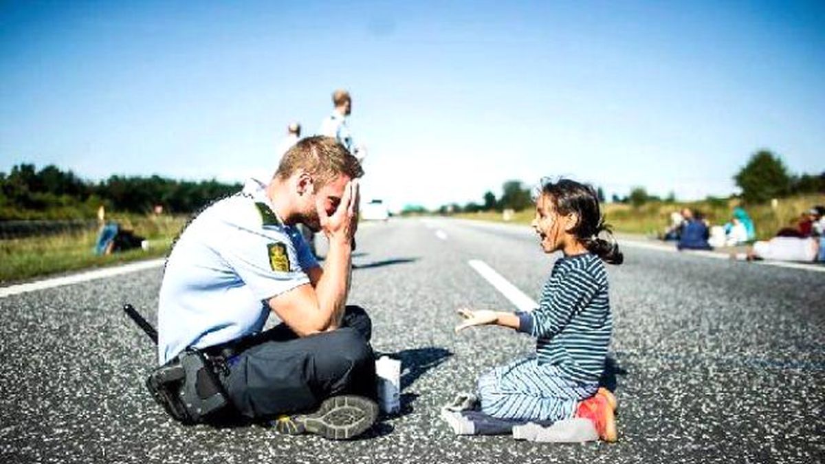 Mülteci Kız ile Oynayan Danimarkalı Polise Evlilik Teklifi Yağıyor
