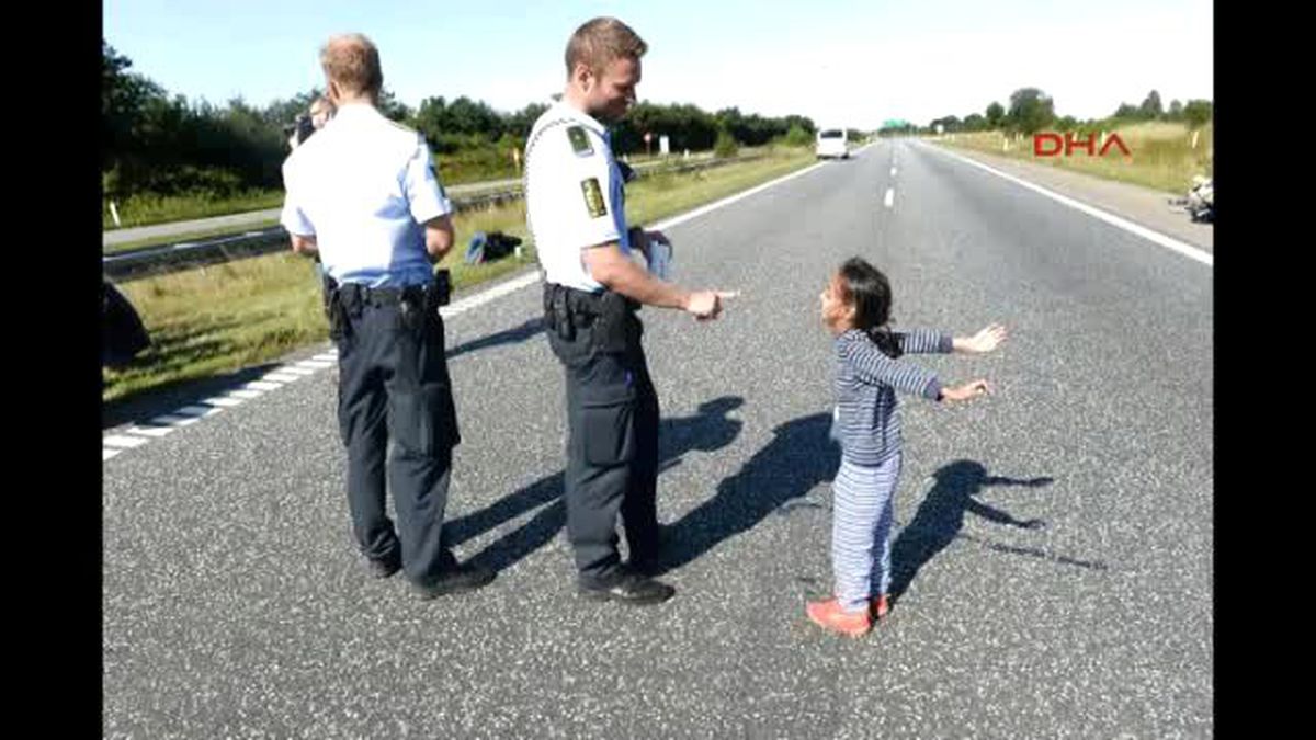 Mülteci Kız ile Oynayan Danimarkalı Polise Evlilik Teklifi Yağıyor