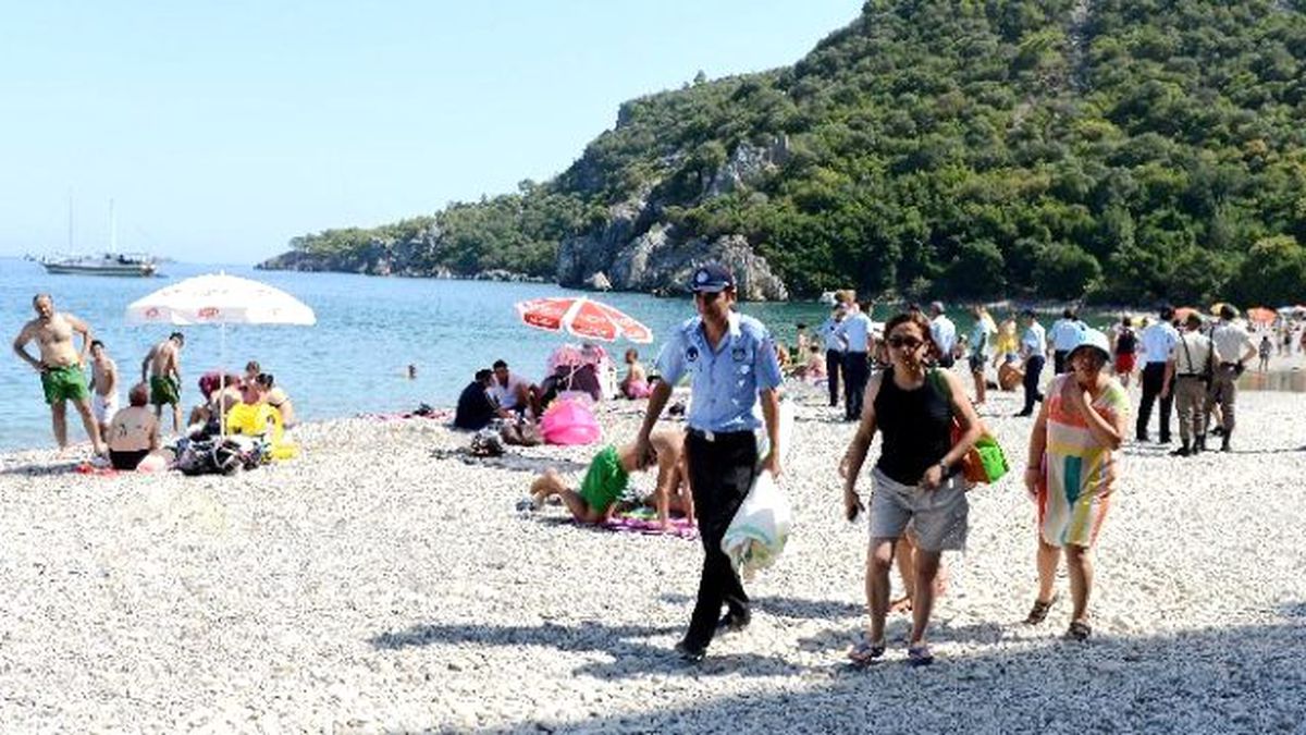 Olimpos ve Çıralı Sahilinde Seyyar Satıcı Operasyonu