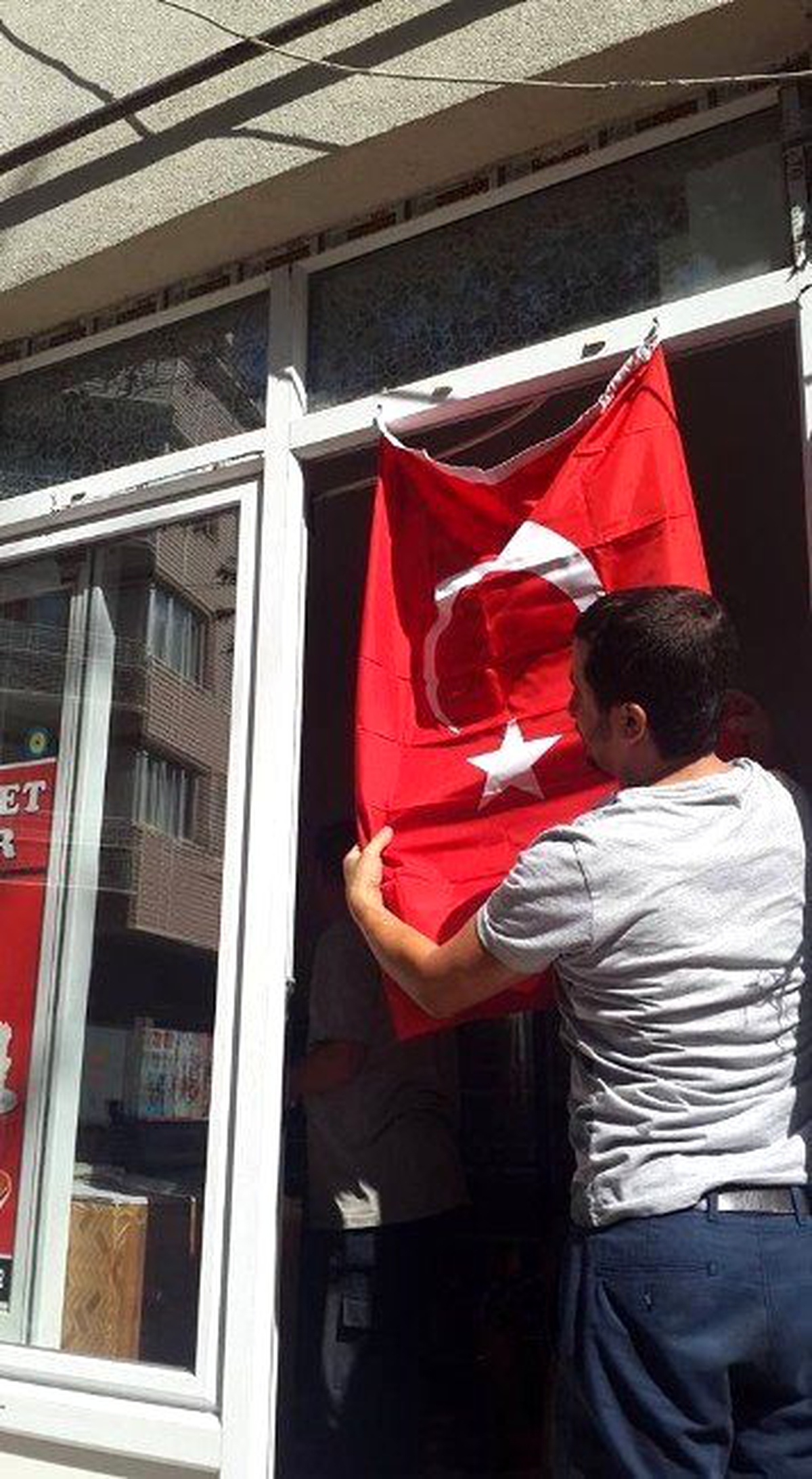 Orhangazi Belediyesi Bayrak Dağıttı