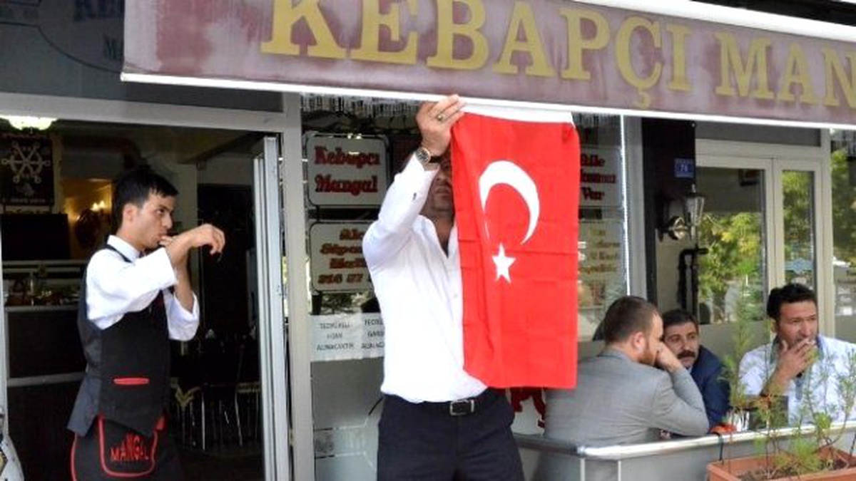 Palandöken Belediyesi Esnaf ve Vatandaşa Binlerce Türk Bayrağı Dağıttı