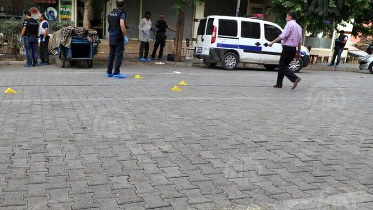 PKK Çorbacıyı Taradı, Tabaklar Caddeye Saçıldı