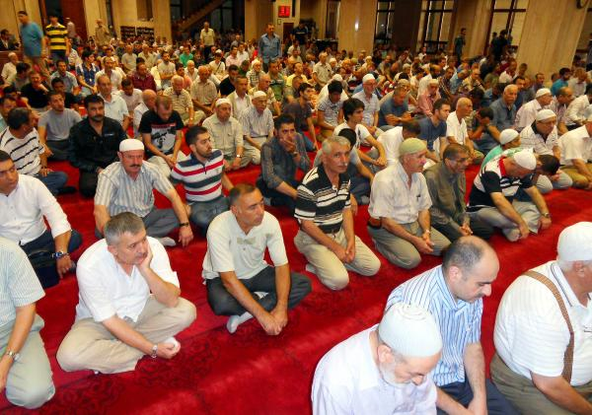Şehitler İçin Kuran Okutuldu, Cuma Hutbesinde Birlik Çağrısı Yapıldı