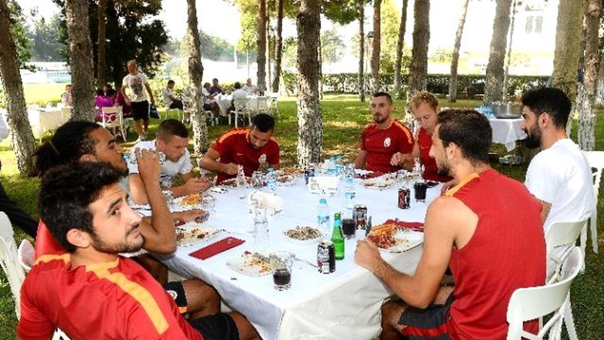 Sneıjder\'den Takım Arkadaşlarına Barbekü Partisi
