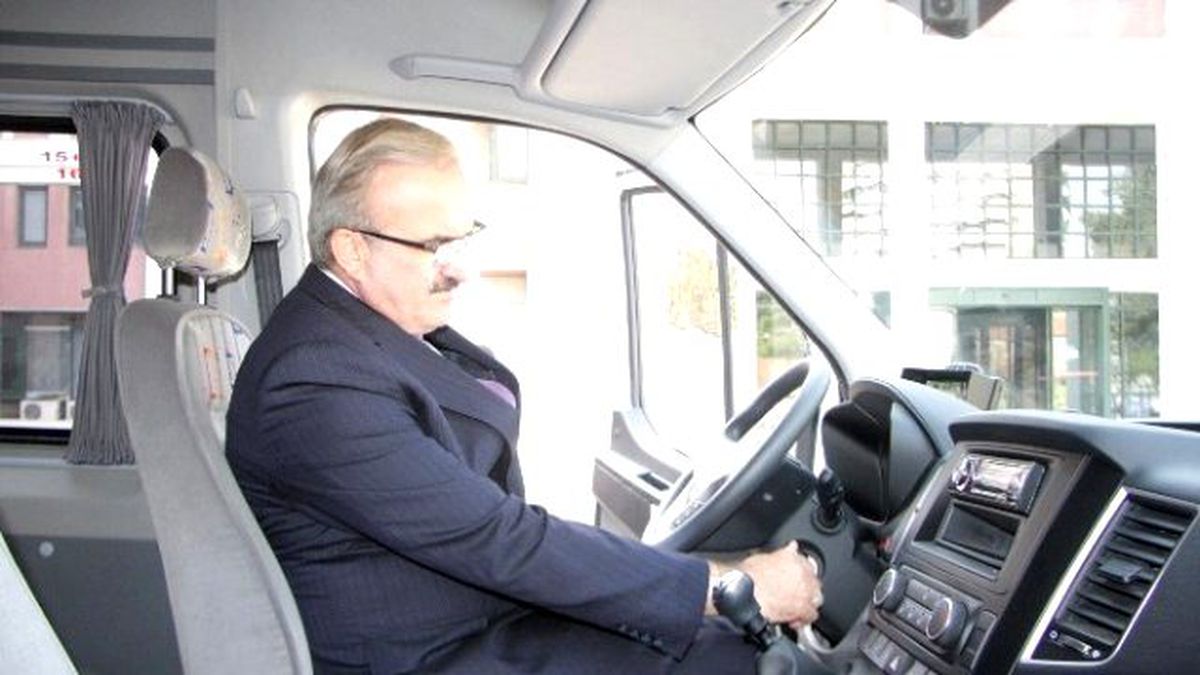 Vali Bağışlanan Aracın Marşına Basarak Test Sürüşü Yaptı