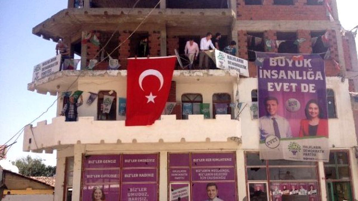 Yenişehir Belediye Başkanı Hdp Binasına Türk Bayrağı Astı