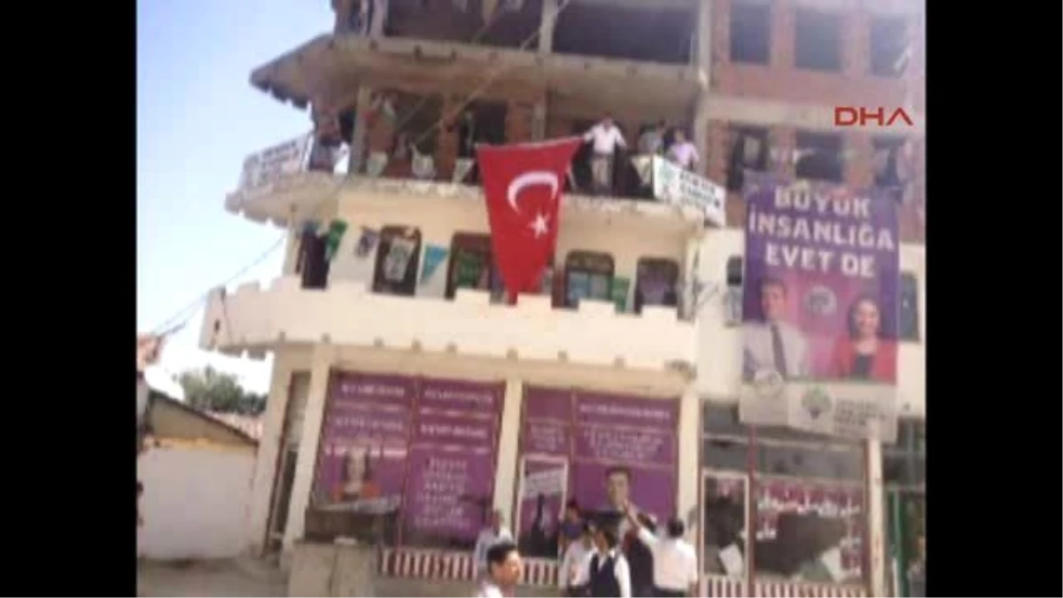 Yenişehir?de Belediye Başkanı Hdp Binasına Türk Bayrağı Astı