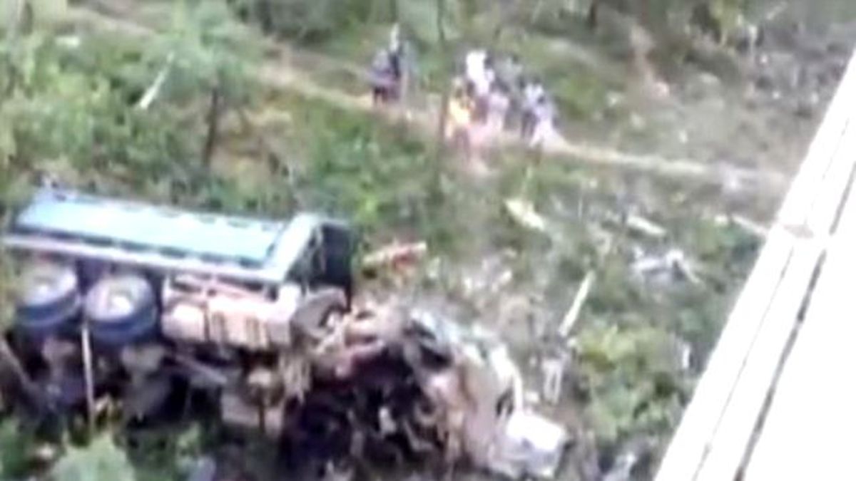 Yük Kamyonu Motosikleti Ezdi Sonra da Köprüden Uçtu