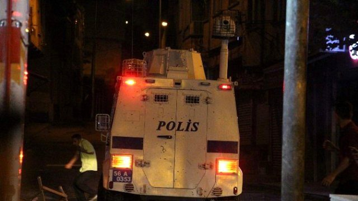 Yüzü Maskeli Göstericiler Barikat Kurup Eylem Yaptı