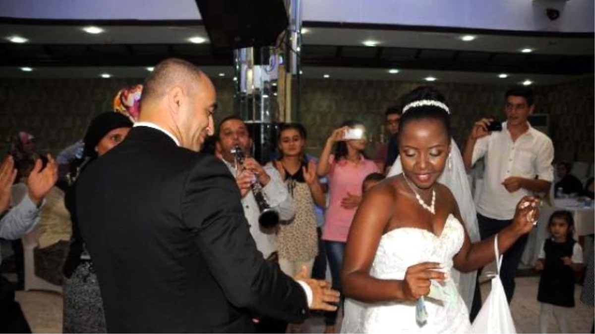 ABD\'de Tanışan Türk Damat ile Burundili Geline 3 Ülkede Düğün