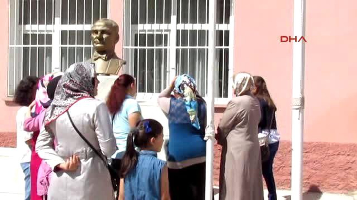 Afyonkarahisar Veliler Okulun Taşınmaması İçin İmza Topladı