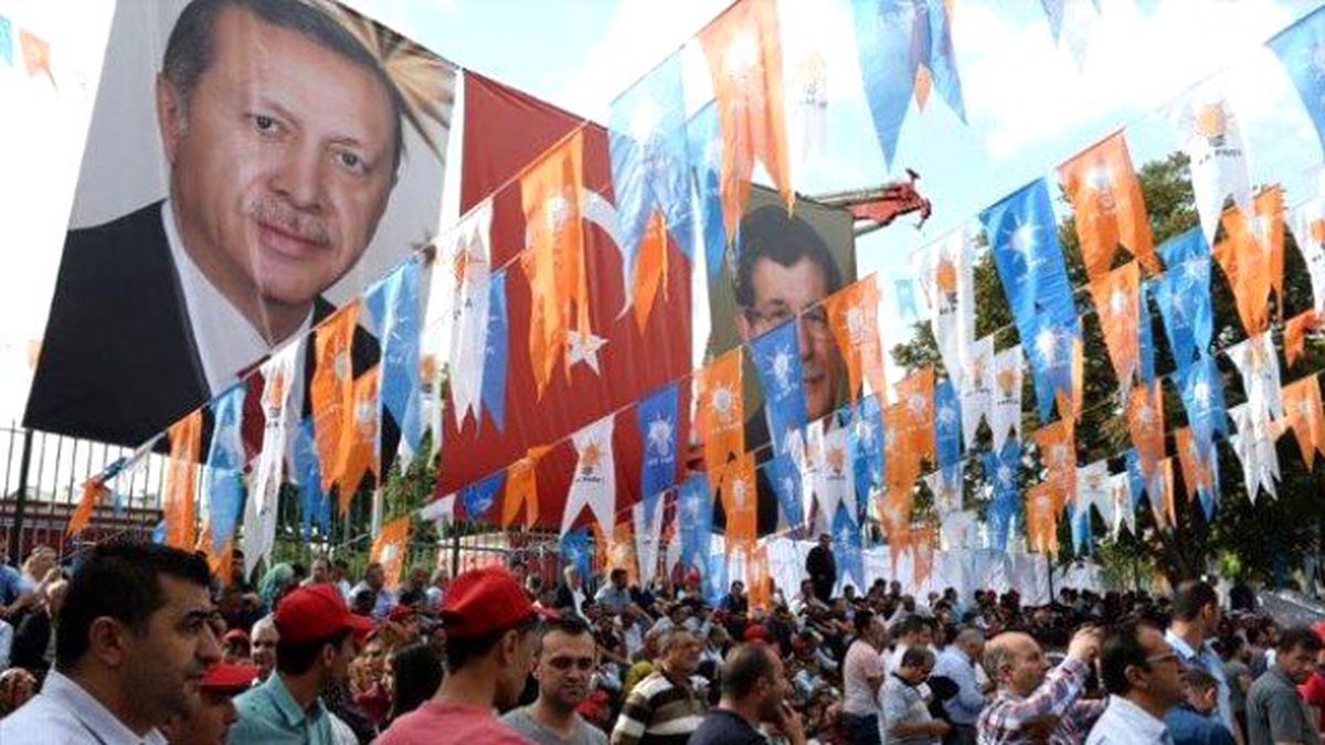 AK Parti'de Ahmet Davutoğlu Yeniden Genel Başkan Seçildi