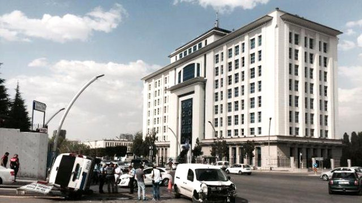 AK Parti Genel Merkezi Önünde Kaza: 2 Polis Yaralı