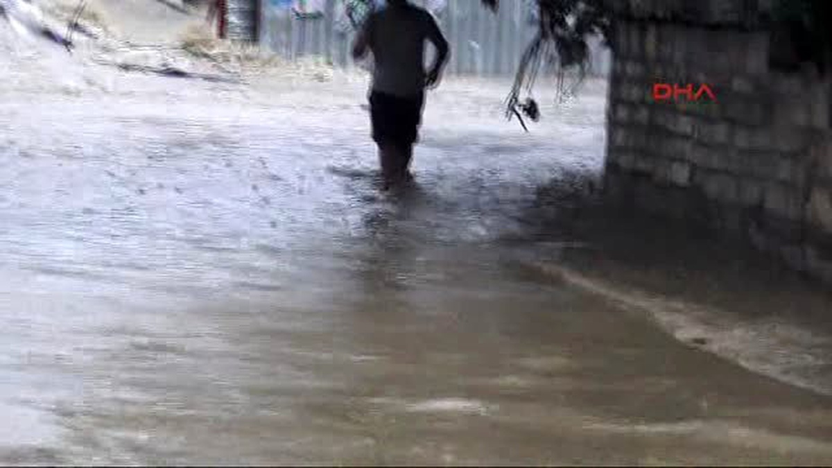 Ataşehir\'de Kurbağalıdere Taştı ; Ev ve İşyerleri Su Altında Kaldı