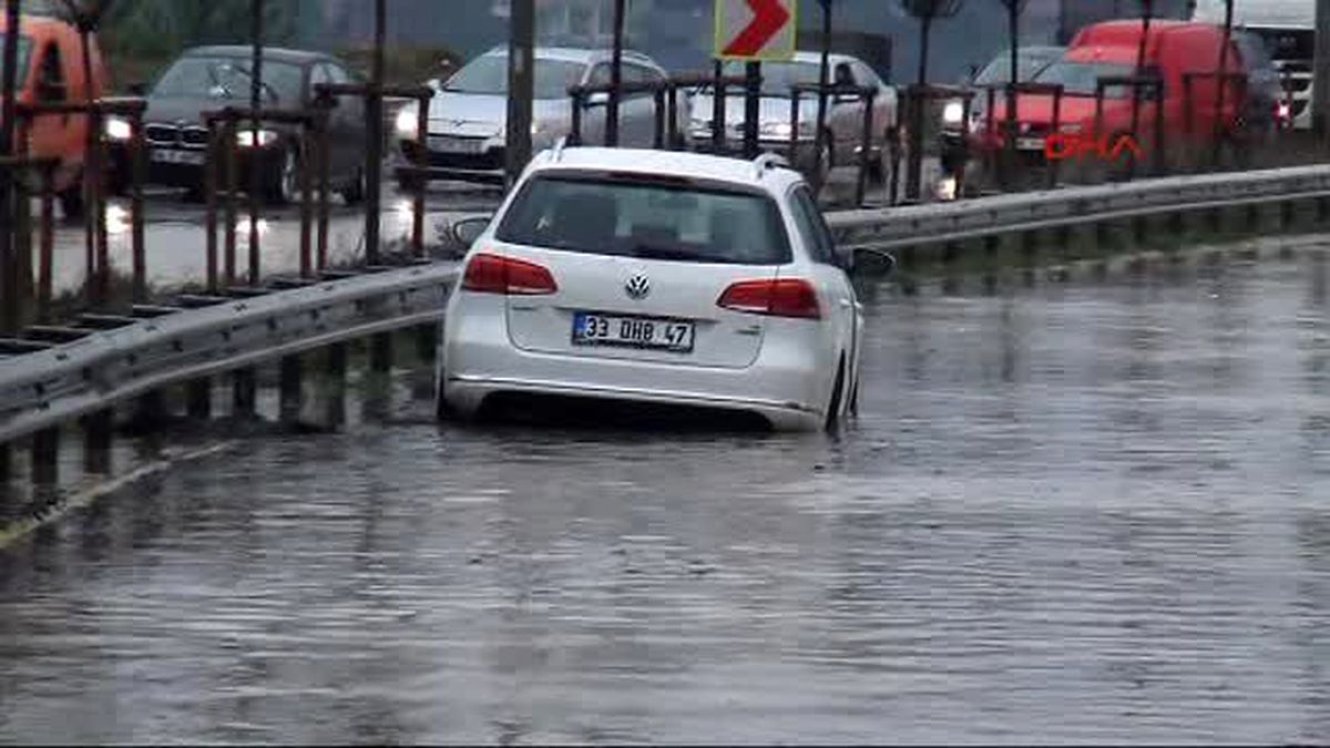 Beykoz\'da Sel Baskını: Çok Sayıda Araç Mahsur