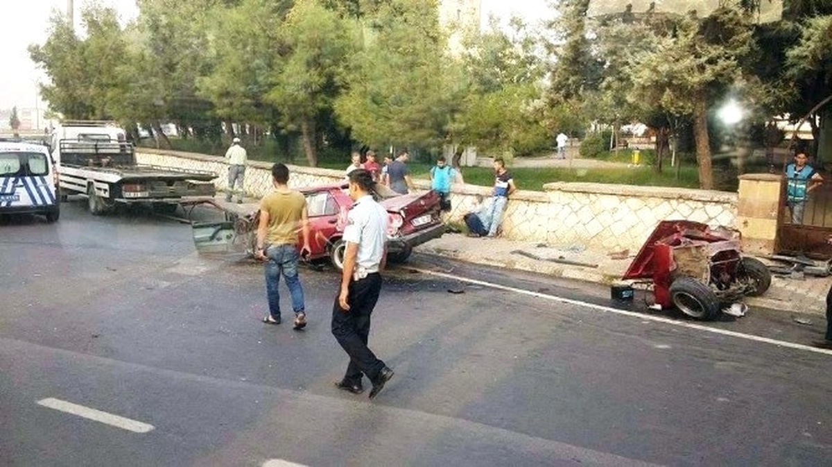Cami Duvarına Çarpan Otomobil İkiye Bölündü