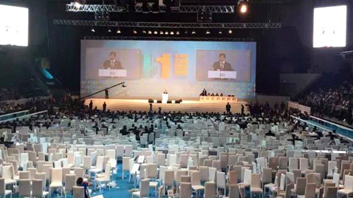 Davutoğlu, Teşekkür Konuşmasını Boş Salona Yaptı