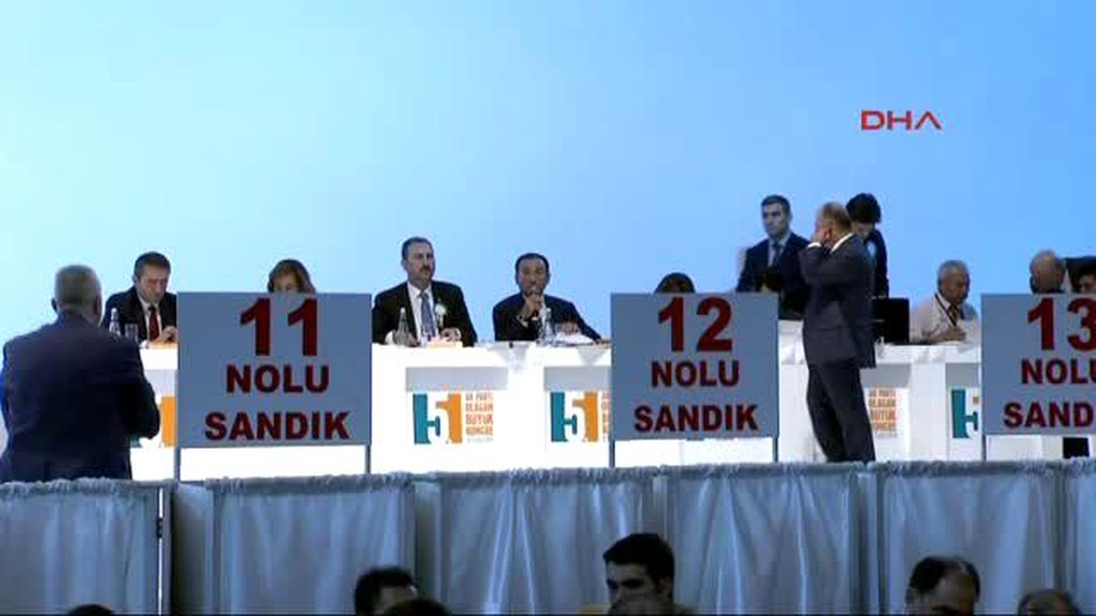 Davutoğlu, Geçerli Bin 353 Oyun Tamamı ile Yeniden Genel Başkan