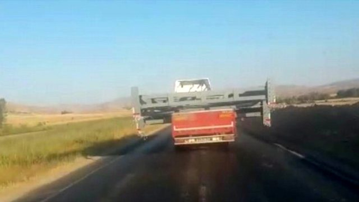 Direk Taşıyan Tır Trafiği Tehlikeye Soktu