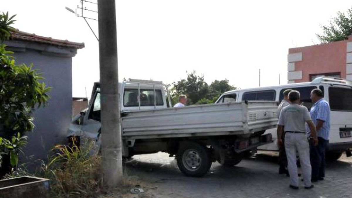 Direksiyon Başında Geri Dönüp Bakınca Kamyonetiyle Direğe Sonra Duvara Çarptı