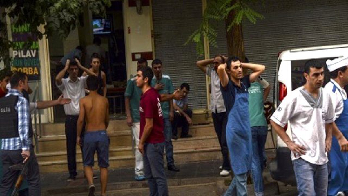 Diyarbakır\'da Polise Yapılan Saldırıda Sivil Ölü Sayısı 2\'ye Yükseldi