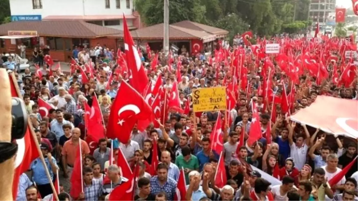 Dörtyol\'da Şehitlere Saygı ve Teröre Lanet Yürüyüşü Yapıldı