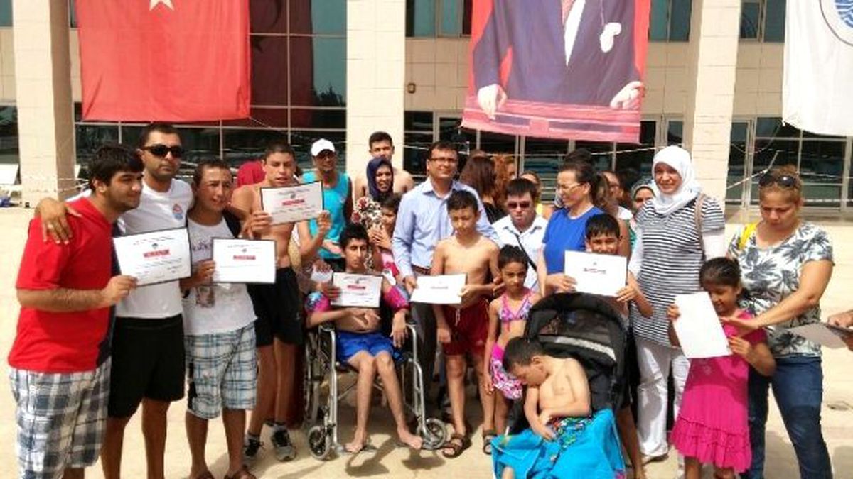 Engelli Bireyler Yüzme Sertifikalarını Aldı