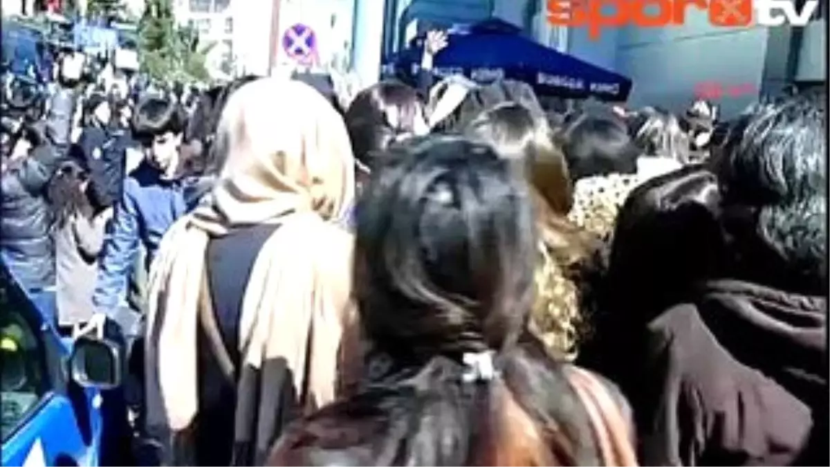 Fenebahçeli Kadın Taraftarların Bilet İzdihamı!