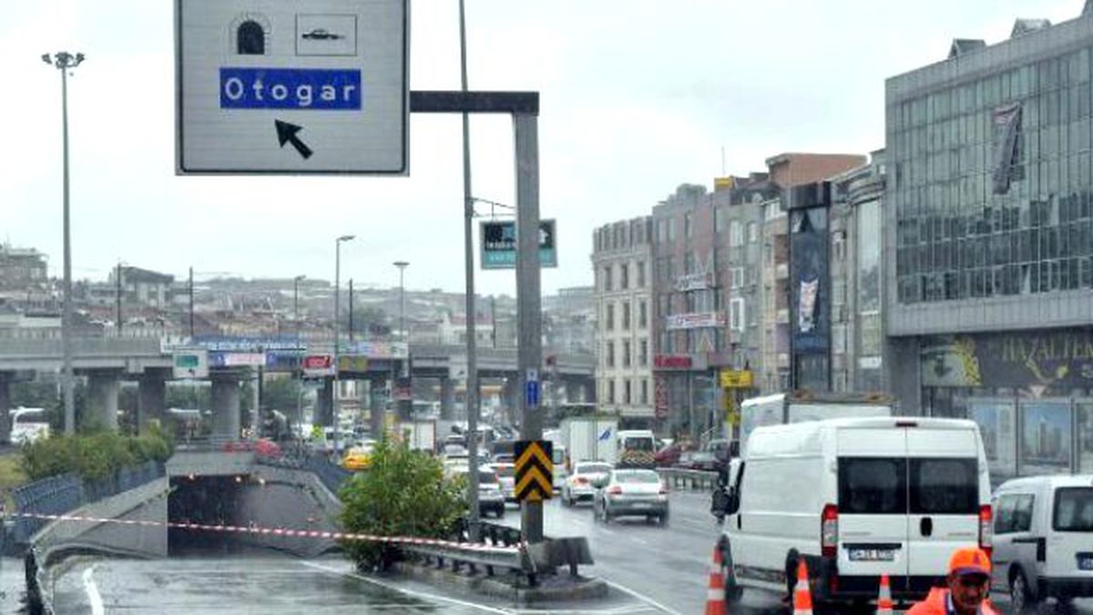 Fotoğraflar//sağanak Yağmur Otogar Alt Geçidi Kapattı