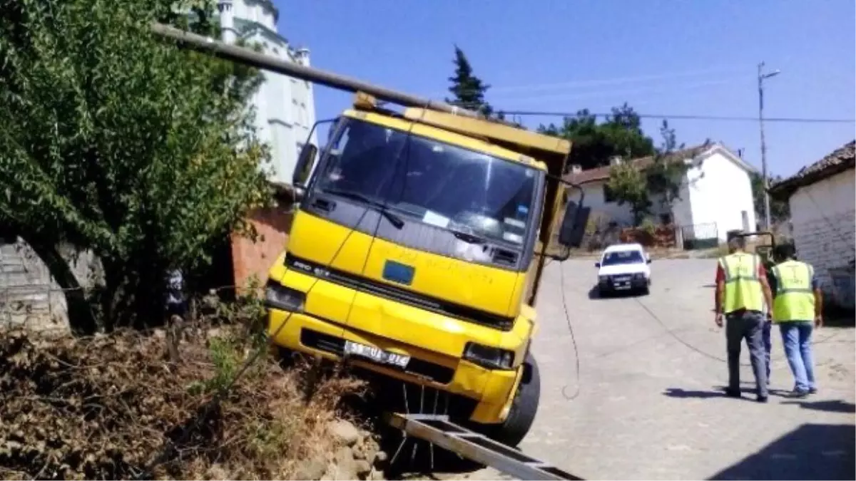 Freni Boşalan Kamyon Ortalığı Savaş Alanına Çevirdi