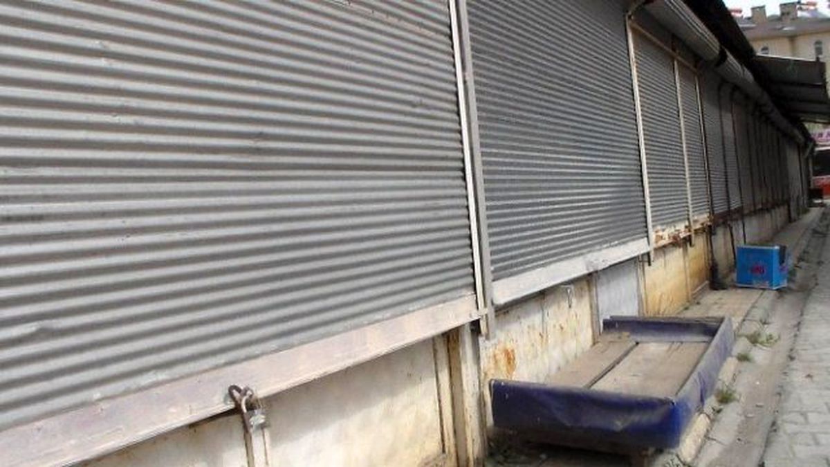 Gevaş\'ta Esnaf Kepenk Kapattı
