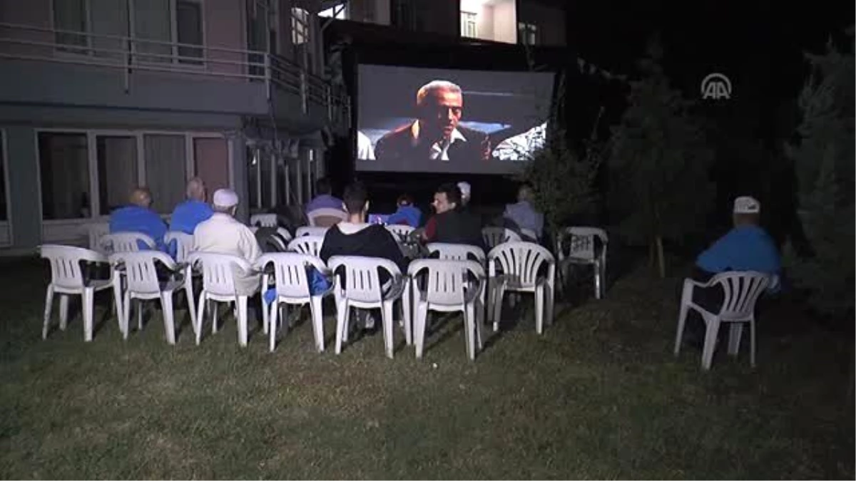 Huzurevi Sakinlerinin "Yazlık Sinema" Keyfi